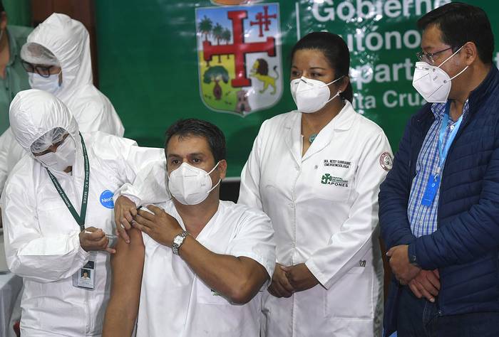Luis Arce presencia la vacunación de Sputnik contra el COVID 19, a personal de la salud, ayer en el Hospital Japones, en Santa Cruz, Bolivia.

 · Foto: Rodrigo Urzagasti, AFP