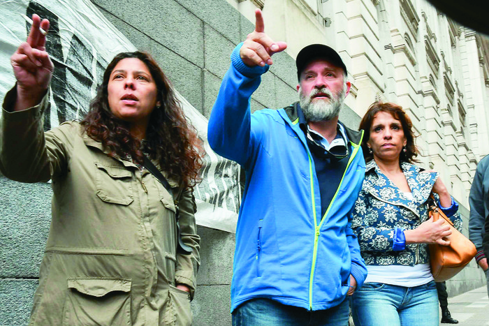 Sergio, hermano de Santiago Maldonado; su esposa, Andrea, y Verónica Heredia, su abogada, ayer, afuera de la morgue en Buenos Aires. / foto: Alejandro Andam, Télam, Afp