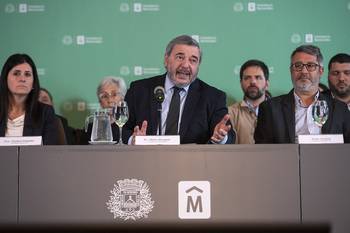 Viviana Repetto, Mario Bergara, Justo Onandi durante la conferencia de prensa en el Palacio Municipal. · Foto: Alessandro Maradei