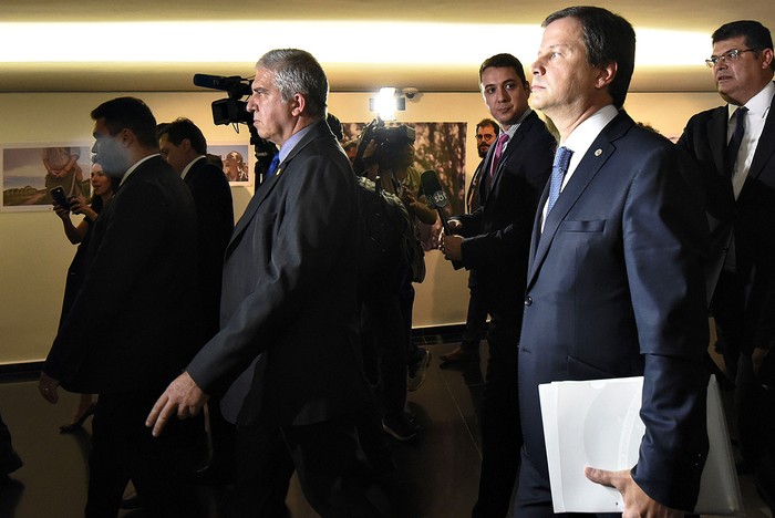 Claudio Lamachia, presidente de la Asociación Brasileña de Abogados, llega a la Cámara de Diputados en Brasilia, para presentar una solicitud de destitución al presidente Michel Temer tras las denuncias de la Fiscalía General de la República de corrupción. Foto: Mateus Bonomi, Afp