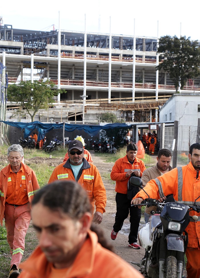 Salida de trabajadores en la obra del Antel Arena. Foto: Pablo Nogueira
