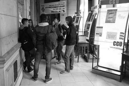 Estudiantes en la Facultad de Derecho, la semana previa a las elecciones universitarias. Foto: Pablo Vignali Estudiantes en la Facultad de Derecho, la semana previa a las elecciones universitarias. Foto: Pablo Vignali