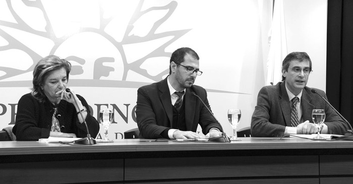 Eneida de León, Juan Andrés Roballo y Álvaro García, luego del  Consejo de Ministros. / Foto: Walter Paciello, secretaria de presidencia.