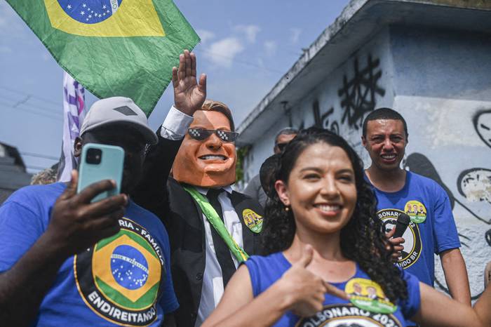 Seguidores de Jair Bolsonaro se manifiestan fuera del local donde Luiz Inácio Lula da Silva se reunió con líderes evangélicos, en el estadio de Río de Janeiro (09.09.2022). · Foto: Andre Borges, AFP