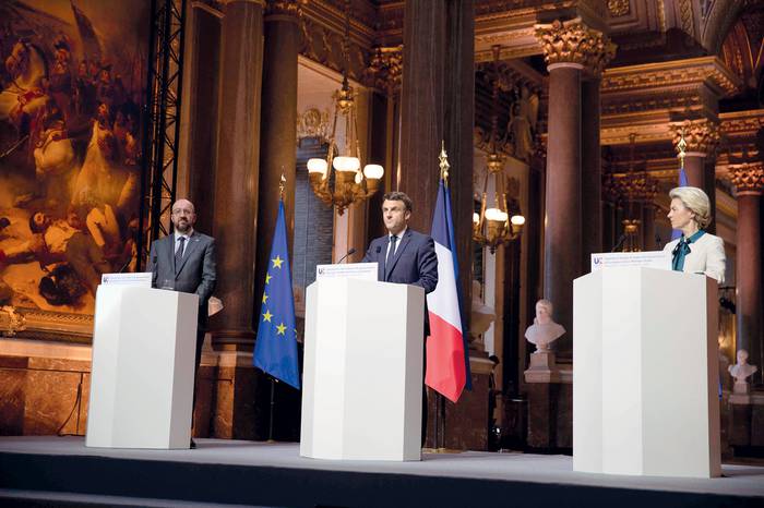 Charles Michel, Emmanuel Macron, y Ursula von der Leyen, en rueda de prensa tras la cumbre de líderes de la UE, en el Palacio de Versalles, el 11 de marzo. · Foto: Judith Litvine / Presidencia de Francia