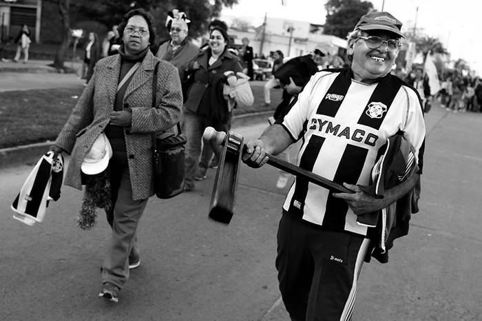 Hinchas de Wanderers, ayer, en las afueras del estadio Campeones Olímpicos, en Florida. / Foto: Nicolás Celaya
