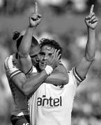 Iván Alonso y Richard Porta festejan el primer gol de Nacional ante Sudamérica, ayer, en el Parque Central. 