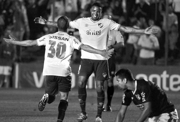 Sebastián Fernández y Hugo Silveira festejan el segundo gol a River Plate, ayer, en el Gran Parque Central. Foto: Federico Gutiérrez