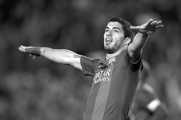 Luis Suárez, de Barcelona, festeja un gol a Valencia, ayer, en el Camp Nou de Barcelona. Foto: Lluis Gene, AFP