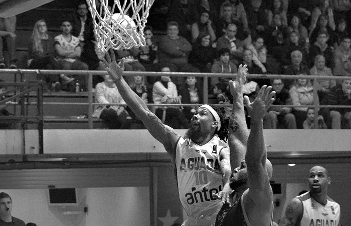 Kyle Lamonte (c), de Aguada, el miércoles, en la cancha aguatera. Foto: Andrés Cuenca