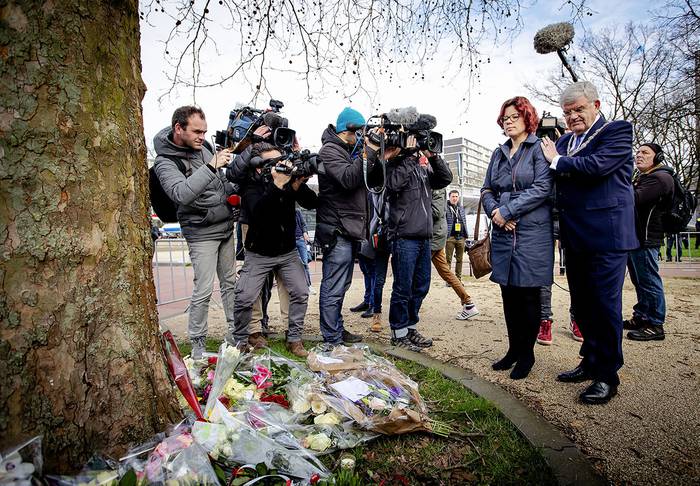 El alcalde Jan van Zanen y la abogada de la ciudad Linda Voortman, depositan flores en el lugar del tiroteo, ayer, en Utrecht, Holanda.

 · Foto: Robin Van Lonkhuijsen