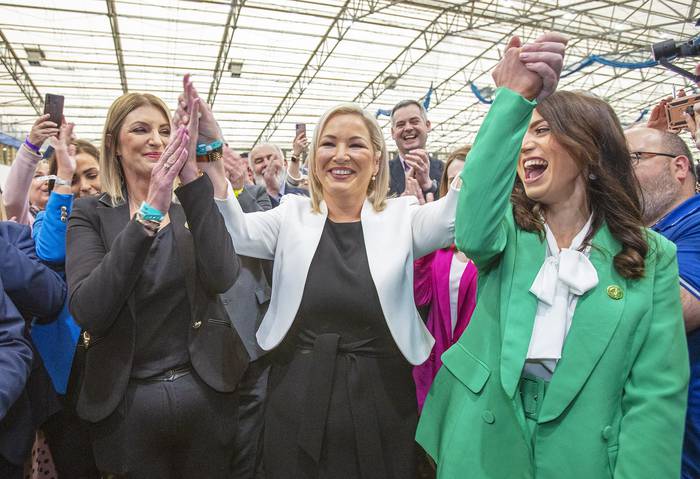 Michelle O'Neill (centro), del partido republicano irlandés Sinn Fein, junto a miembros de su partido tras ser el partido más votado en Irlanda del Norte. · Foto: Paul Faith, AFP