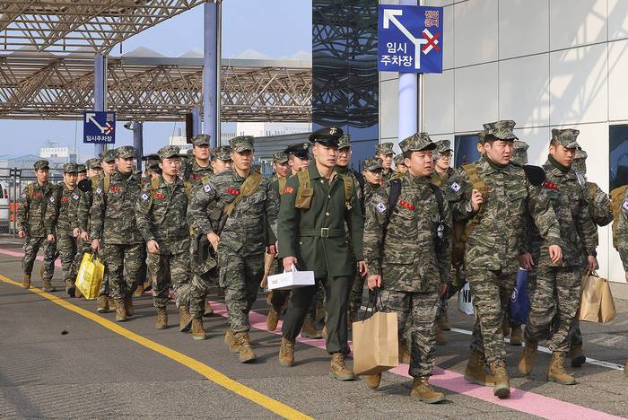 Militares surcoreanos luego de que un viaje en ferry a la isla de Baengnyeong fuera cancelado por disparos de fuego de artillería de Corea del Norte cerca de dos islas de Corea del Sur. · Foto: Yonhap, AFP