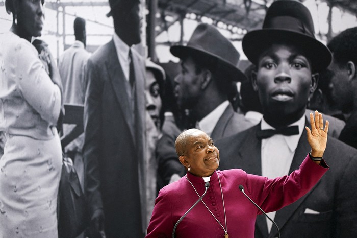 La obispa de Dover, Rose Hudson-Wilkin, durante la inauguración del Monumento Nacional Windrush en la estación de Waterloo en Londres el 22 de junio de 2022. · Foto: John Sibley, POOL, AFP