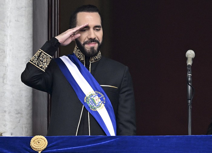 El presidente de El Salvador, Nayib Bukele, durante el desfile militar tras asumir su mandato en el Palacio Nacional en el centro de San Salvador el 1 de junio de 2024. · Foto: Marvin Recinos, AFP