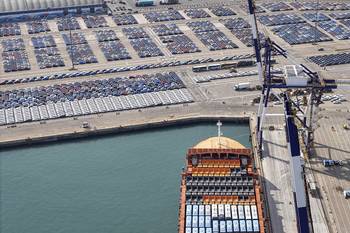 Vehículos para exportación en el puerto de Yantai en la provincia de Shandong, este de China. · Foto: Stinger, Afp