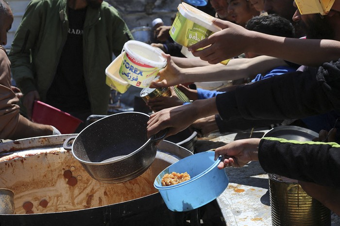 Comedor social en el campo de refugiados de Nuseirat, en el centro de la Franja de Gaza. · Foto: Eyad Baba, AFP