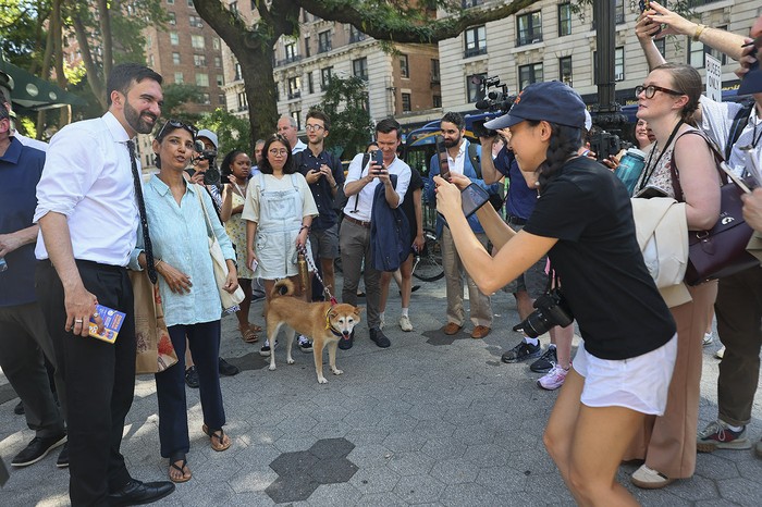 El candidato a la alcaldía de Nueva York, Zohran Mamdani, durante una recorrida electoral en Broadway, el 24 de junio. · Foto: Michael M Santiago / Getty Images / AFP