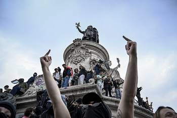 Manifestantes del movimiento Bloquons tout en la Plaza de la República, el 10 de setiembre en París. · Foto: Julien De Rosa, AFP