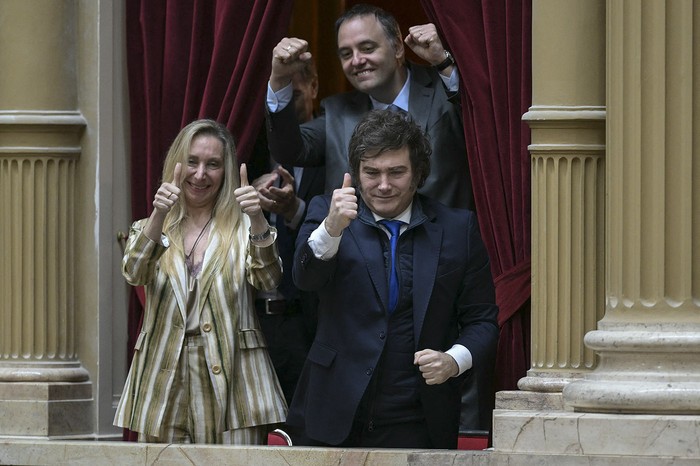 La secretaria general de la presidencia, Karina Milei, el presidente Javier Milei, y el jefe de Gabinete y portavoz del gobierno, Manuel Adorni, en la Cámara de Diputados en Buenos Aires (archivo, diciembre de 2025). · Foto: Juan Mabromata,  AFP
