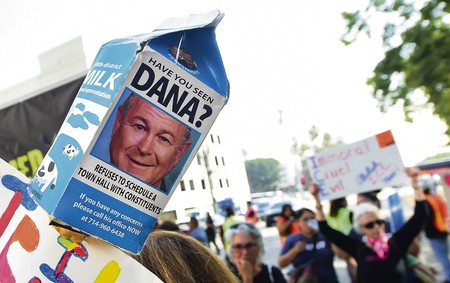 Imagen del representante republicano Dana Rohrabacher durante una protesta contra la visita de Jeff Sessions a Los Ángeles, California. Rohrabacher está bajo fuego mediático desde que se difundieron sus comentarios en el nuevo programa televisivo de Sacha Baron Cohen, en el que, según los avances, aparece abogando por los derechos de los preescolares a defenderse con armas de fuego. Afp · Foto: Frederic J Brown Imagen del representante republicano Dana Rohrabacher durante una protesta contra la visita de Jeff Sessions a Los Ángeles, California. Rohrabacher está bajo fuego mediático desde que se difundieron sus comentarios en el nuevo programa televisivo de Sacha Baron Cohen, en el que, según los avances, aparece abogando por los derechos de los preescolares a defenderse con armas de fuego. Afp · Foto: Frederic J Brown