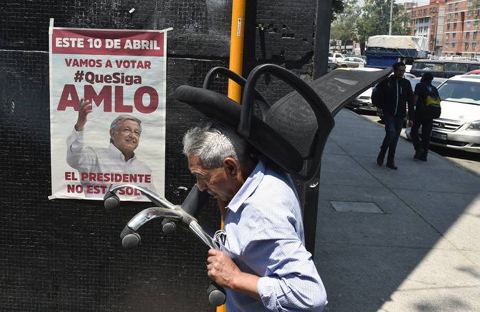 Propaganda de cara la consulta popular sobre el mandato del presidente mexicano Andrés Manuel López Obrador en Ciudad de México. · Foto: Alfredo Estrella, AFP