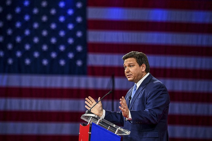 El gobernador de Florida, Ron De Santis, en la Conferencia de Acción Política Conservadora 2022  en Orlando, Florida. · Foto: Chandan Khanna, AFP