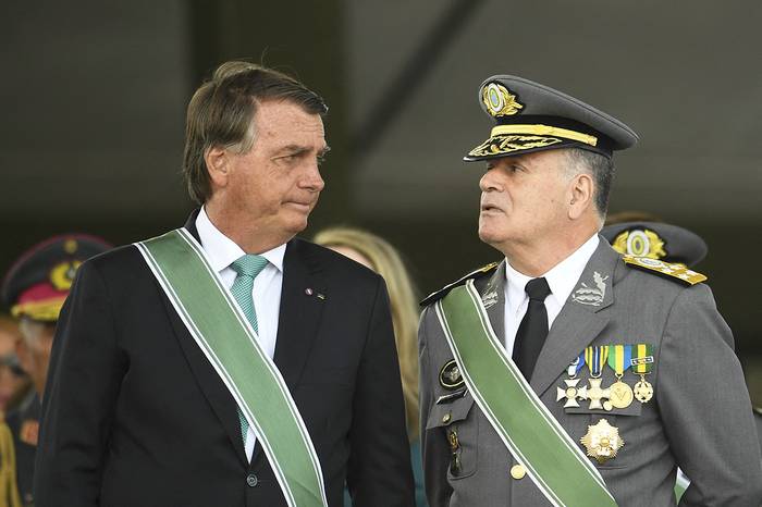 El expresidente de Brasil Jair Bolsonaro y el excomandante del Ejército Marco Antônio Freire Gomes durante la celebración del Día del Ejército, el 19 de abril de 2022, en Brasilia. · Foto: Mateus Bonomi, AGIF, AFP