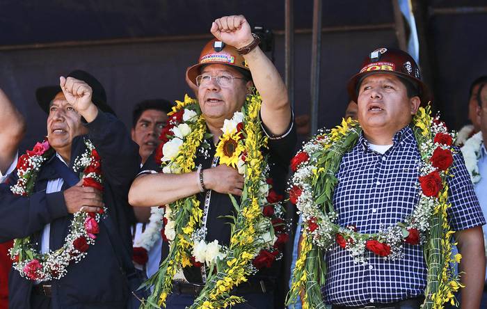 El vicepresidente de Bolivia, David Choquehuanca, el presidente Luis Arce y el dirigente de la Central Obrera Boliviana, Juan Carlos Huarachi, durante la celebración del Día de los Trabajadores, en  Cochabamba. · Foto: Fernando Cartagena, AFP