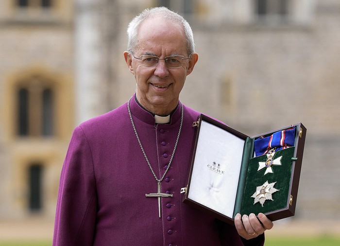 El arzobispo de Canterbury, Justin Welby, con su medalla e insignia después de ser nombrado Caballero
de la Gran Cruz de la Real Orden Victoriana en el Castillo de Windsor, el 14 de mayo de 2024. · Foto: Andrew Matthews, AFP