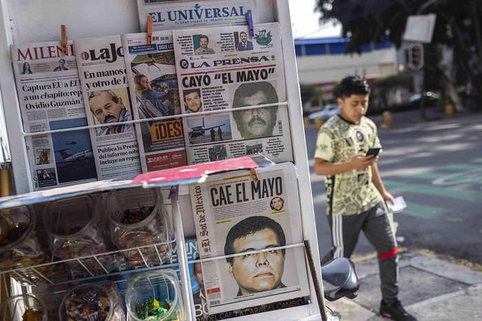 Portadas de periódicos mexicanos que muestran la noticia de la captura de Ismael "El Mayo" Zambada, en la Ciudad de México. · Foto: Rodrigo Oropeza, AFP