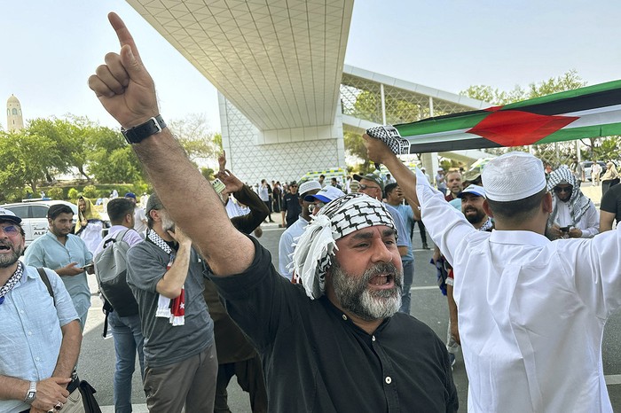 Dolientes en los terrenos cercanos a la mezquita del Imán Muhammad bin Abdul Wahhab durante las oraciones finales por Ismail Haniyeh, el líder político de Hamas, durante su funeral en Doha. · Foto: Mahmud Hams,  AFP