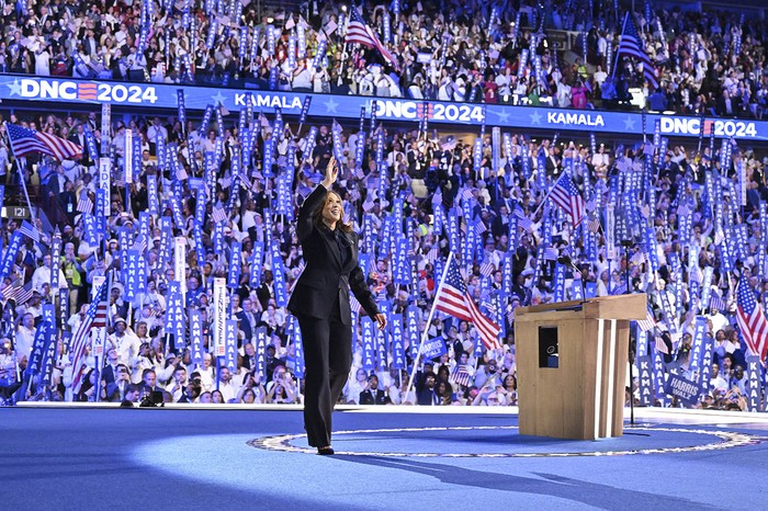 La vicepresidenta de Estados Unidos y candidata presidencial demócrata para 2024, Kamala Harris, al llegar al escenario en el cuarto y último día de la Convención Nacional Demócrata. · Foto: Robyn Beck, AFP