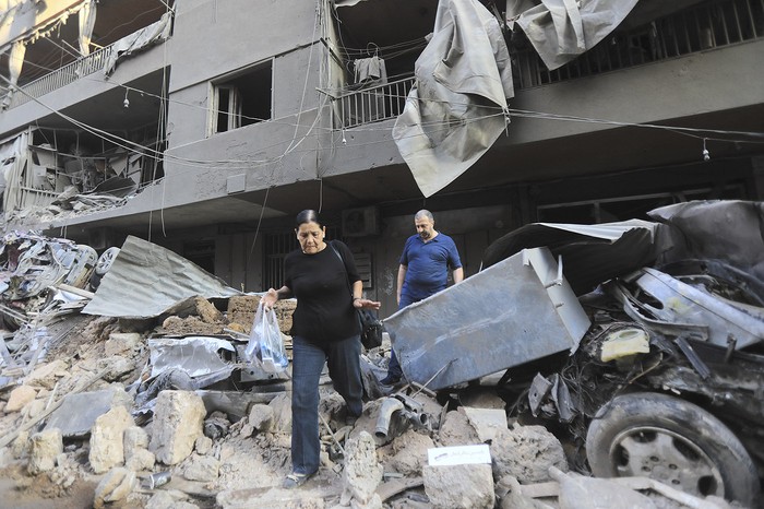 Habitantes del barrio de Basta en Beirut luego de un ataque israelí en la capital libanesa. · Foto: S/d de autor, AFP