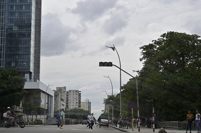 Calle en La Habana, durante un apagón nacional causado por un fallo en la red eléctrica. · Foto: Adalberto Roque, AFP