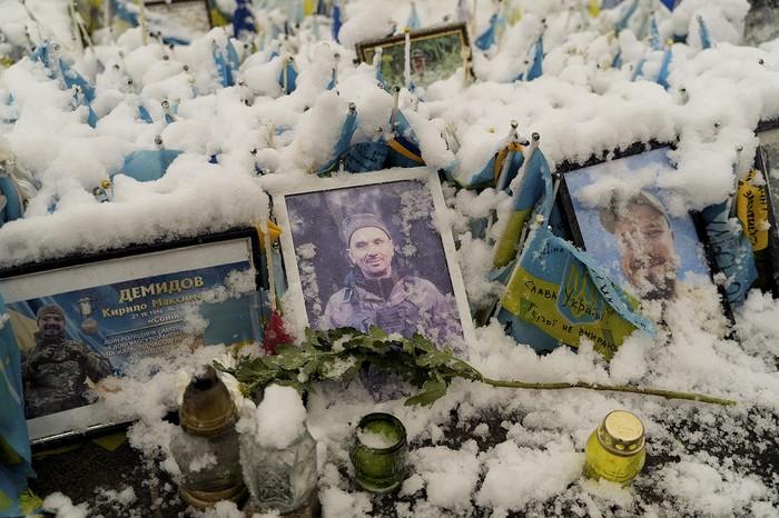 Monumento improvisado a los combatientes ucranianos y extranjeros, en la Plaza de la Independencia, centro de Kiev. · Foto: Tetiana Dzhafarova, AFP