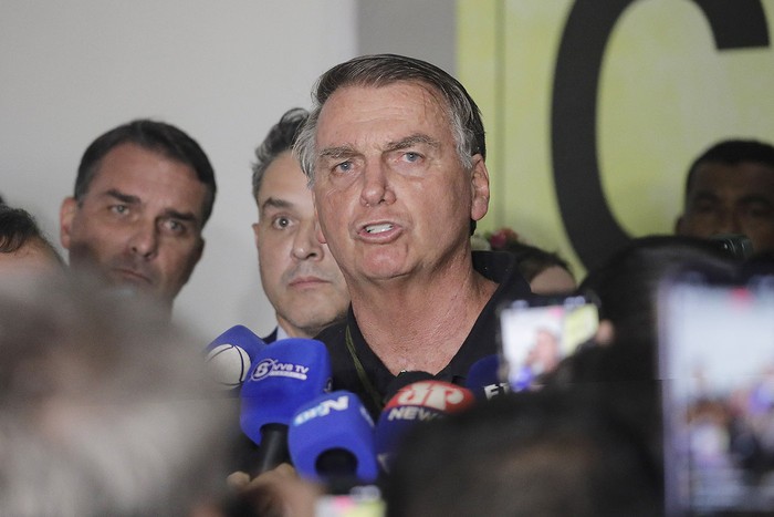 El expresidente de Brasil, Jair Bolsonaro, habla con los medios en el Aeropuerto Internacional Presidente Juscelino Kubitschek en Brasilia el 25 de noviembre. · Foto: Sergio Lima, AFP