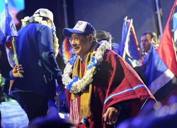 El presidente de Bolivia, Luis Arce, tras ser nombrado candidato presidencial por el partido gobernante Movimiento al Socialismo. · Foto: Jorge Bernal, AFP