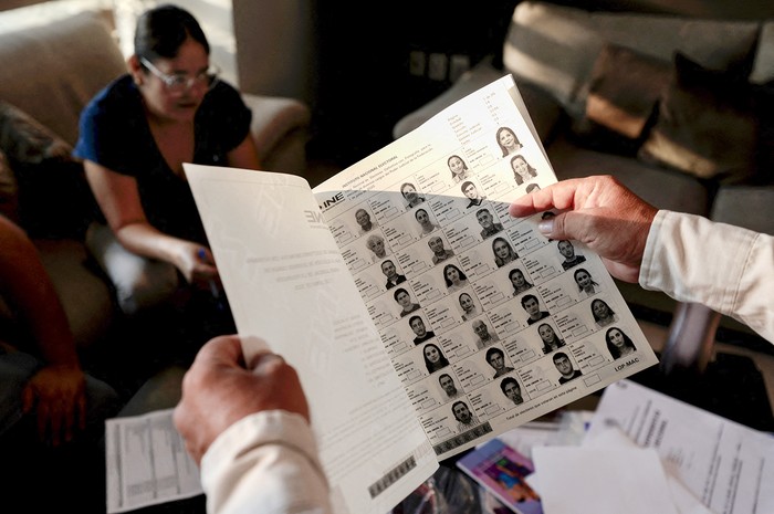 Trabajadores del Instituto Nacional Electoral preparan las próximas elecciones de jueces y magistrados en Zapopan, Jalisco, México. · Foto: Ulises Ruiz, AFP