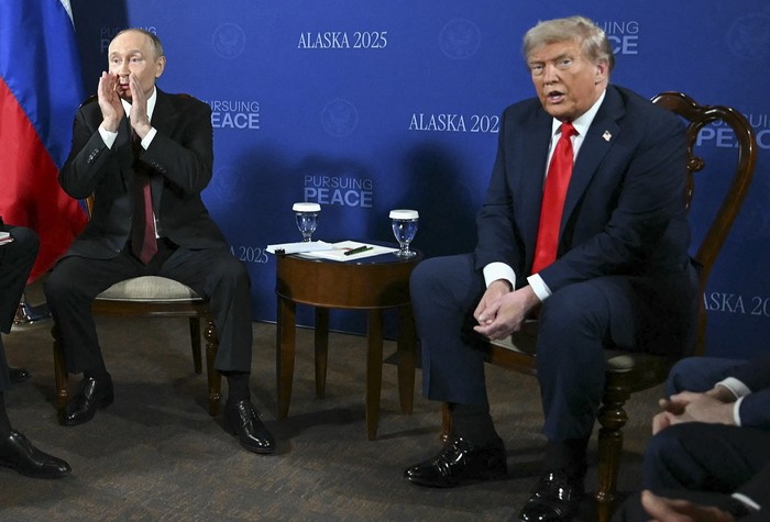 Vladimir Putin y Donald Trump durante el encuentro que mantuvieron en la Base Conjunta Elmendorf-Richardson en Anchorage, Alaska. · Foto: Andrew Caballero-Reynolds, AFP
