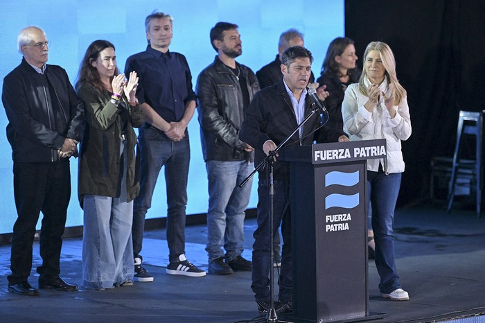 El gobernador de Buenos Aires, Axel Kicillof, junto a la vicegobernadora Verónica Magario y legisladores electos tras las elecciones legislativas de medio término en la sede de Fuerza Patria en La Plata, el 26 de octubre. · Foto: Stinger, Afp El gobernador de Buenos Aires, Axel Kicillof, junto a la vicegobernadora Verónica Magario y legisladores electos tras las elecciones legislativas de medio término en la sede de Fuerza Patria en La Plata, el 26 de octubre. · Foto: Stinger, Afp