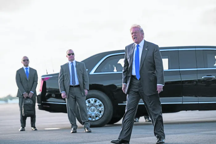 Donald Trump, en el Aeropuerto Internacional de Palm Beach, Florida. · Foto: Roberto Schmidt, Getty Images, AFP