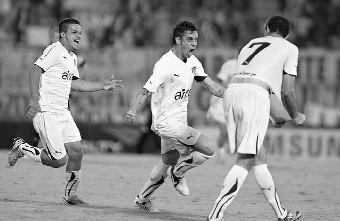 Nicolás Raguso, Fabián Estoyanoff y Carlos Grossmüller, ayer, tras el segundo gol de Peñarol ante Wanderers, en el estadio Centenario · Foto: Pedro Rincón