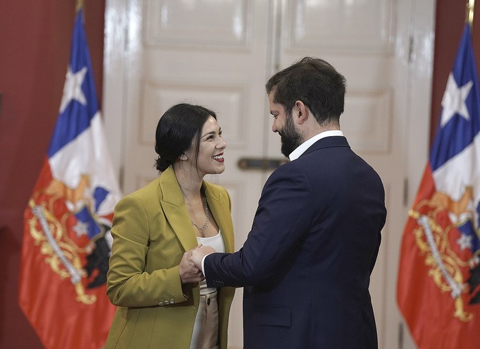 La presidenta de la Cámara de Diputados, Karol Cariola, y el presidente Gabriel Boric durante un encuentro en Santiago de Chile. Foto: Presidencia