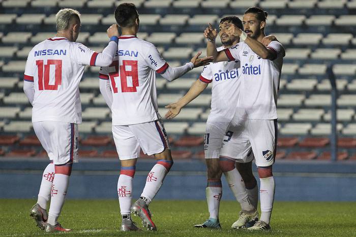 Rodrigo Amaral, Pablo García, Thiago Vecino y Gonzalo Castro, tras el segundo gol de Nacional a Progreso, en el Parque Central.  · Foto: .