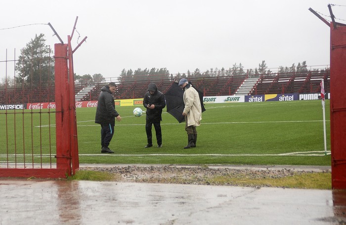 Integrantes de la cuarteta arbitral durante la inspección previa a la suspensión del partido Rentistas-Plaza Colonia, en el Complejo Rentistas.
 · Foto: Alessandro Maradei