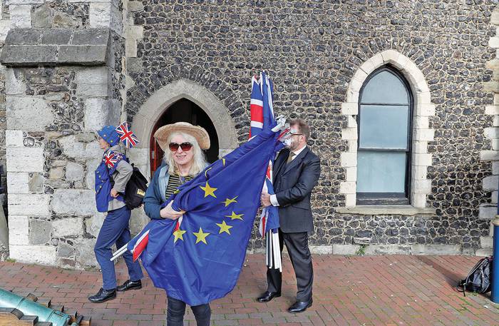 Activistas anti-brexit, simpatizantes de la Unión Europea, el viernes, en Dover, donde Gina Miller lanzó la campaña “End the Chaos”, conta el brexit. · Foto: Adrián Dennis