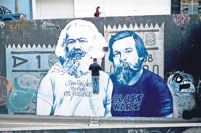 Marx y Engels, pintados por Vince, en el túnel de Avenida 8 de Octubre.  · Foto: Pablo Vignali