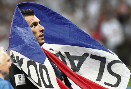 El delantero croata Mario Mandzukić festeja al final del partido con Inglaterra, ayer, en el estadio Luzhniki de Moscú. · Foto: Yuri Cortez / AFP El delantero croata Mario Mandzukić festeja al final del partido con Inglaterra, ayer, en el estadio Luzhniki de Moscú. · Foto: Yuri Cortez / AFP