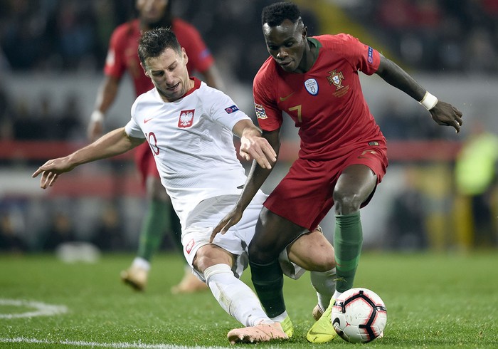 Grzegorz Krychowiak, de Polonia, y Bruma, de Portugal, durante el partido de la Liga de las Naciones de la UEFA, ayer, en el estadio Dom Alfonso Henriques, en Guimaraes. 
 · Foto: Miguel Riopa